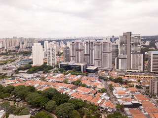 Obraz premium Aerial view of Sao Paulo with buildings and houses on cloudy winter day.