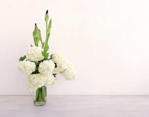 Весенний букет на белом фоне.