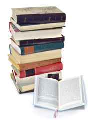 Bücherstapel mit Offenem Buch 
