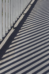 Fototapeta premium geometrischer Schattenwurf vom Geländer