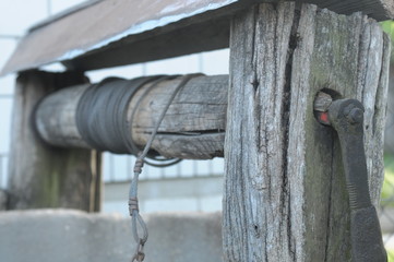 Stara studnia z łańcuchem © Pawel