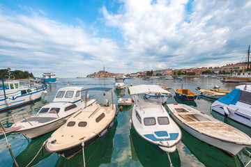 Obraz premium Beautiful city landscape with sea boats, colorful houses and an ancient tower in Rovinj, Croatia, Europe. (vacation, rest - concept)