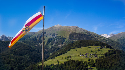 Wandern im naturbelassenen Lesachtal in Kärnten Österreich mit Flagge