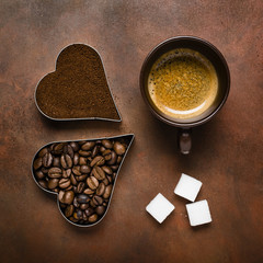 tazzina di espresso con caffè in chicchi e macinato