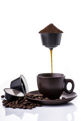 tazzina di  espresso caldo preparato con macchina del caffè  in capsule
