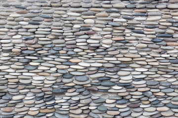 A wall of gray sea pebbles
