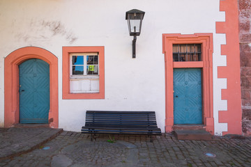Fassade mit zwei Türen in Michelstadt im Oodenwald