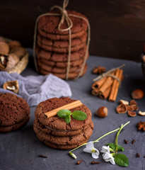 ound chocolate chip cookies with cream
