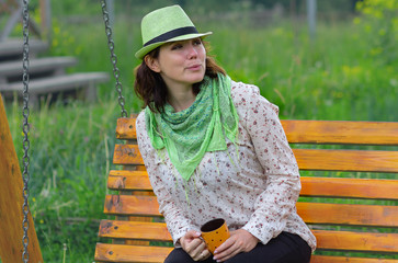 Obraz premium Woman in a hat and with a mug during the rest. People