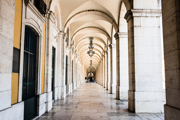 Obraz premium typical covered walkway, the portico of placa do comercio, lisbon