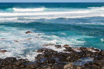 Fototapeta na wymiar Waves Crashing Ashore Along the Scenic Maui Coast