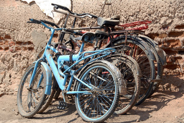 Fototapeta na wymiar Vieux vélos adossés contre un mur en torchis, Mandawa, Rajasthan, Inde