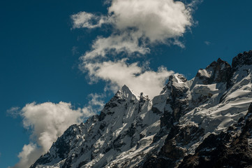 Obraz premium peaks on the road salkanta trek 