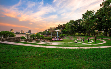 Fototapeta premium Evening at the park in the heart of Bangkok. People have to sit and exercise for good physical health. And fresh air (Benjakitti Park)