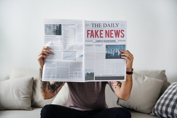 Fake news headline on a newspaper - obrazy, fototapety, plakaty