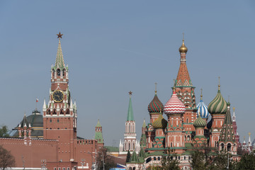 Fototapeta premium Спасская башня Московского Кремля и храм Василия блаженного на Красной площади.