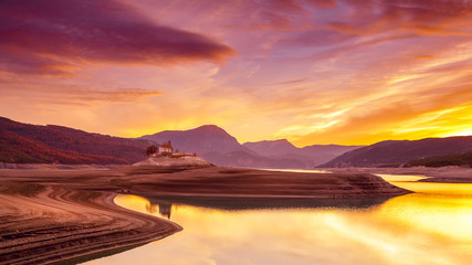 Coucher de soleil avec la chapelle St-Michel sur le lac de Serre-Ponçon - Sunset with the chapel St-Michel on the lake of Serre-Ponçon