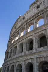 Fototapeta premium ROME, ITALY - SEPTEMBER 4, 2016. Tourists walk next to the Colosseum in Rome