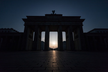 Obraz premium Silhouette des Brandenburger Tores in Berlin im Sonnenaufgang