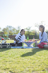 ピクニックをするカップル