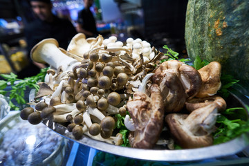 Warzywa na targu pieczarki © piotrszczepanek