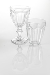 Calice e bicchiere trasparenti