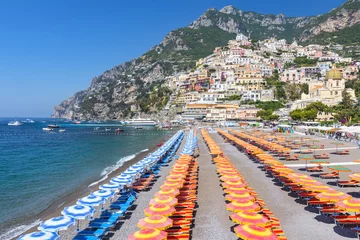 Photo sur Plexiglas Plage de Positano, côte amalfitaine, Italie Vue sur les célèbres rangées de parasols bleus et oranges sur la plage de Positano, côte amalfitaine, Italie.