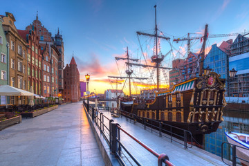 Obraz premium Statek piracki nad Motławą w Gdańsku o wschodzie słońca, Polska.