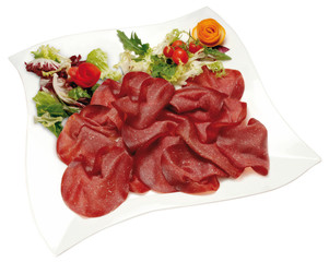Fette di bresaola con insalata