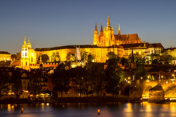 Fototapeta na wymiar Prague castle and the Charles bridge at dusk