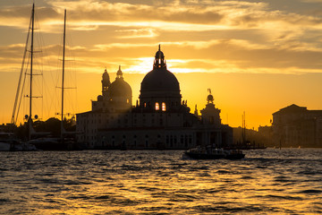 Obraz premium Sunset behind the Church of Madonna Della Salute in Venice