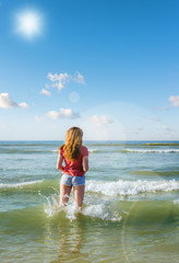 Fototapeta premium belle jeune femme les pieds dans l'eau