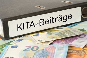 Euro Geldscheine und ein Ordner mit den Dokumenten für die KITA Beiträge