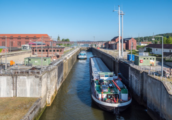 Schleuse mit Containerschiffen auf der Donau