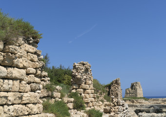 Antico muro con torre sullo sfondo