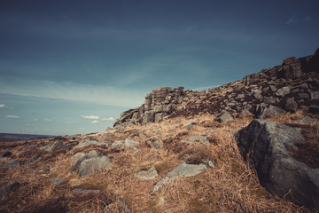 Potężne formacje skalne, Bamford Edge, Peak District, Wielka Brytania.  © DawidDobosz