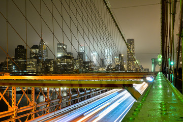 Befahrene Brücke bei Nacht