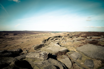 Porozrzucane skały wśród traw, Peak District, Wielka Brytania.  © DawidDobosz