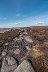 Piesza ścieżka dla podróżnych, Peak District, Wielka Brytania. 