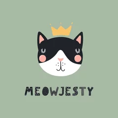 Foto op Plexiglas Hand getekende vectorillustratie van een schattig grappig kattengezicht in een kroon, met belettering citaat Meowjesty. Geïsoleerde objecten. Scandinavische stijl plat ontwerp. Concept voor kinderen afdrukken. © Maria Skrigan
