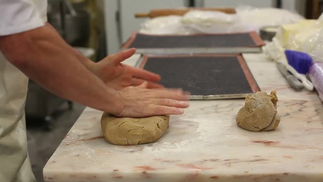 Amasado a mano de masa de reposter&iacute;a