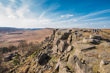 Formacja skalna Bamford Edge w parku narodowym Peak District. 
