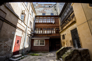 Fototapeta na wymiar The courtyard of an old building in the center of Lviv. Ukraine