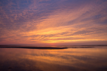 Obraz premium Beach sunset with soft sky and clouds