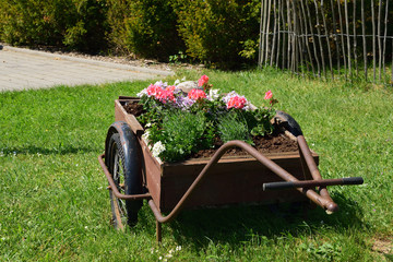 Anh&auml;nger mit bl&uuml;henden Blumen