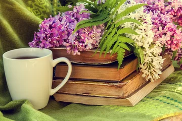Crédence de cuisine en verre imprimé Lilas lilas, livres et une tasse de thé sur un banc