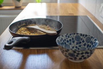 Asiatische Nudeln in Pfanne mit Schale