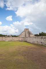 Fototapeta na wymiar Majestic Mayan ruins in Chichen Itza,Mexico.