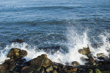 海　波　波しぶき　岩　素材