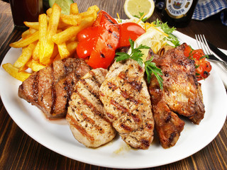 Grillteller mit Pommes Frites und Gemüse